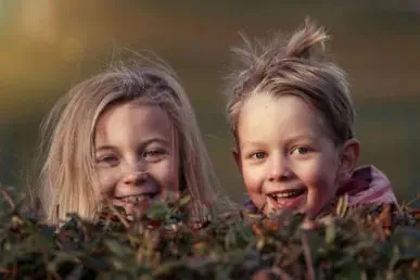 zwei Kinder spielen und lachen