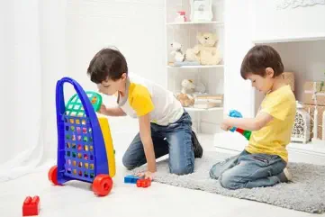 Foto, zwei Kinder spielen im Wohnzimmer